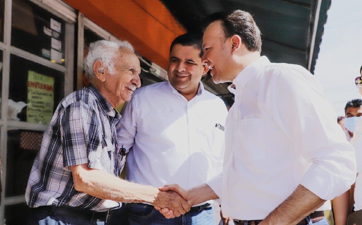 Cumple Esteban Villegas con entrega de participaciones