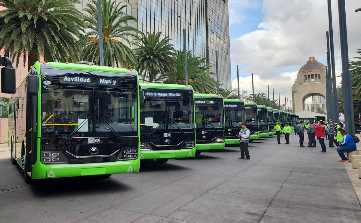 Autobuses en el Monumento a la Revolución/ @LaSEMOVI