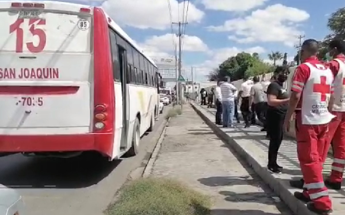 Camión intenta evitar choque con vehículo y termina encima de camellón; hay 5 lesionados
