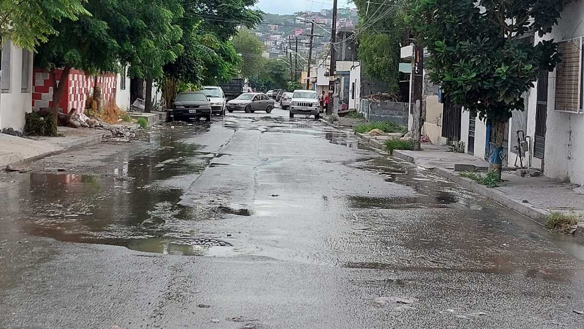Vecinos reportan fuga de drenaje de una alcantarilla en La Alianza / Leyda Estrada