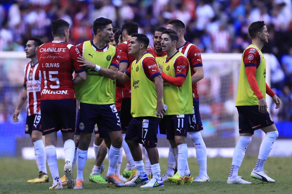 Jesús Molina desde la banca en el partido de Repechaje de Chivas ante Puebla / Mexsport