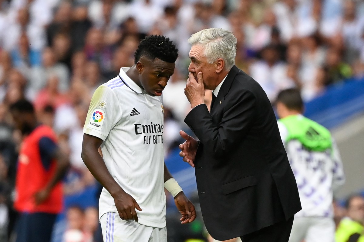 Carlo Ancelotti dándole instrucciones a Vinícius Junior / AFP