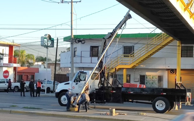 Retiran poste en avenida Ruiz Cortines | Agustín Martínez