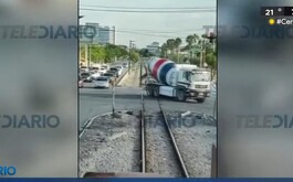Automovilistas intentan ganarle el paso al tren en Nuevo León.