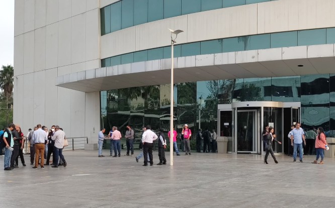 Fuga de agua en Torre Administrativa provoca desalojo de empleados | Agustín Martínez