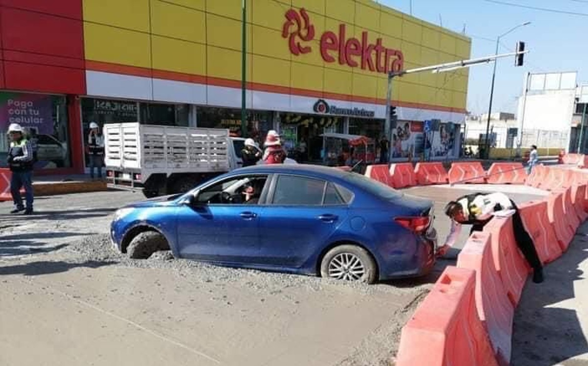 Durante varias horas el automóvil quedó varado/Cortesía