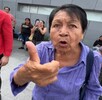 Una mujer aprovechó la oportunidad para pedirle dinero a HotSpanish, sin embargo, fue ignorada.