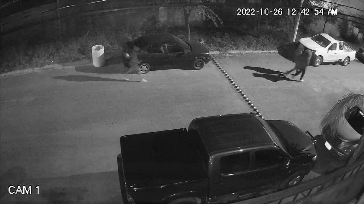 Captan a hombres robando catalizadores de vehículos en Apodaca / Cortesía