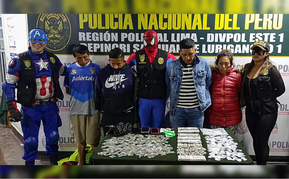 Narcotraficantes arrestados por la policía peruana vestidos como Marvel / AFP
