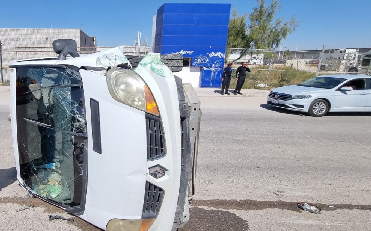 Camioneta vuelca tras impactarse con luminaria en Torreón