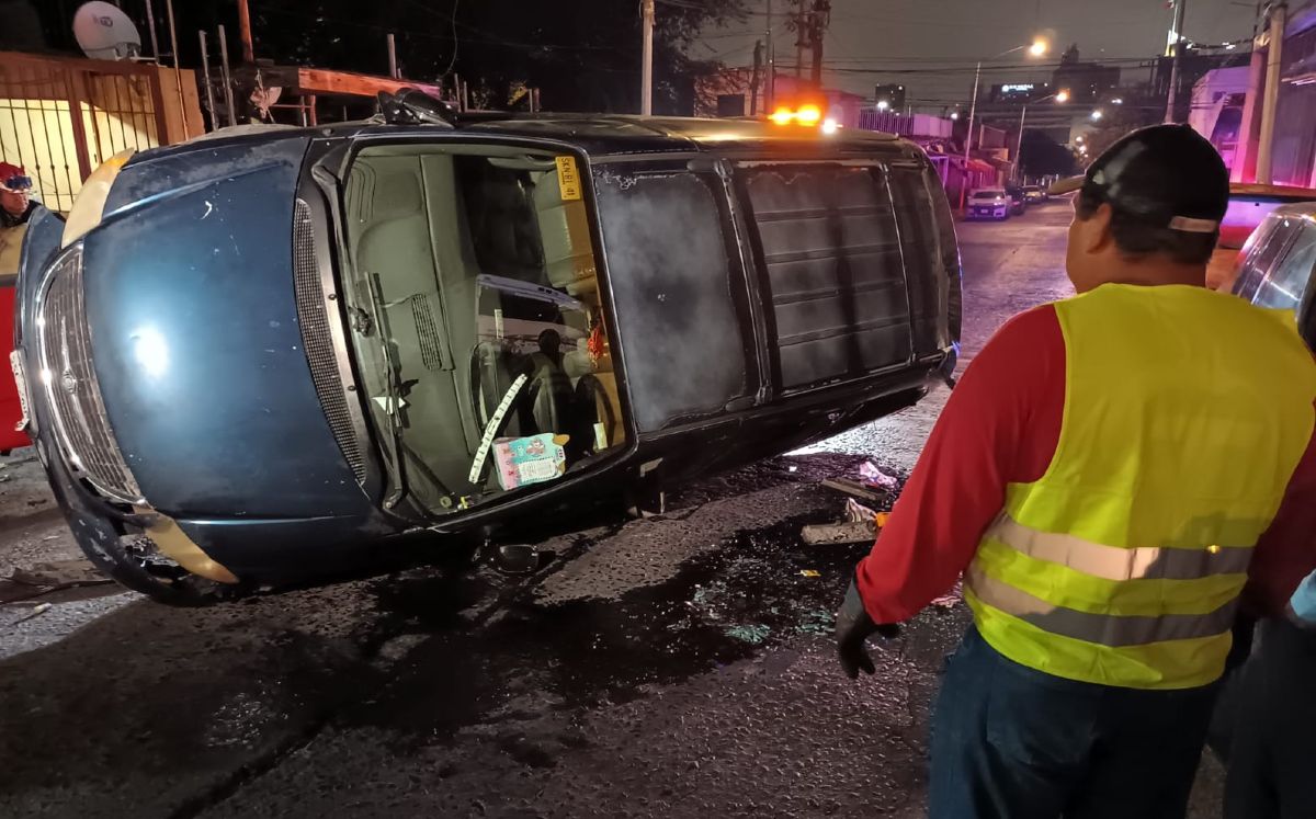 Mujer choca su camioneta y huye en la colonia Independencia. | Israel Santacruz