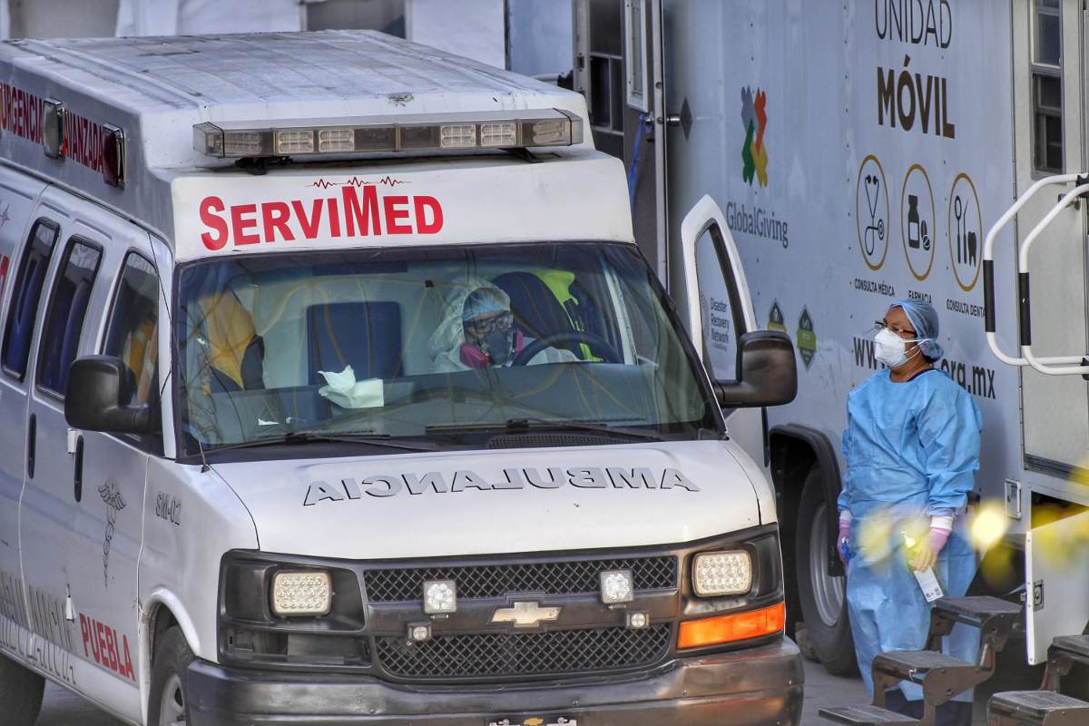 Personal médico afuera de un hospital covid en Puebla / Melanie Torres