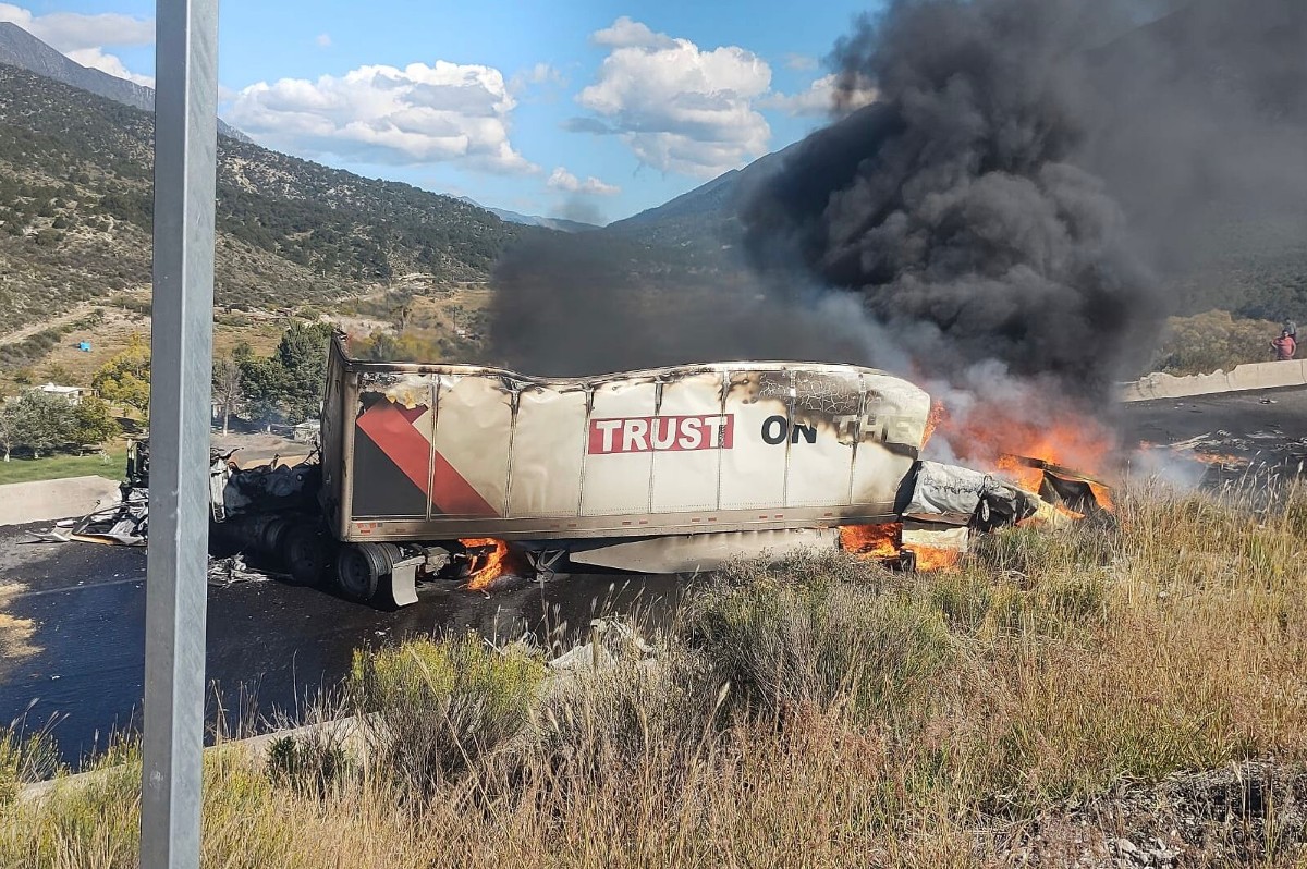 El responsable quedó prensado dentro de la cabina y debido al combustible derramado se incendió la unidad