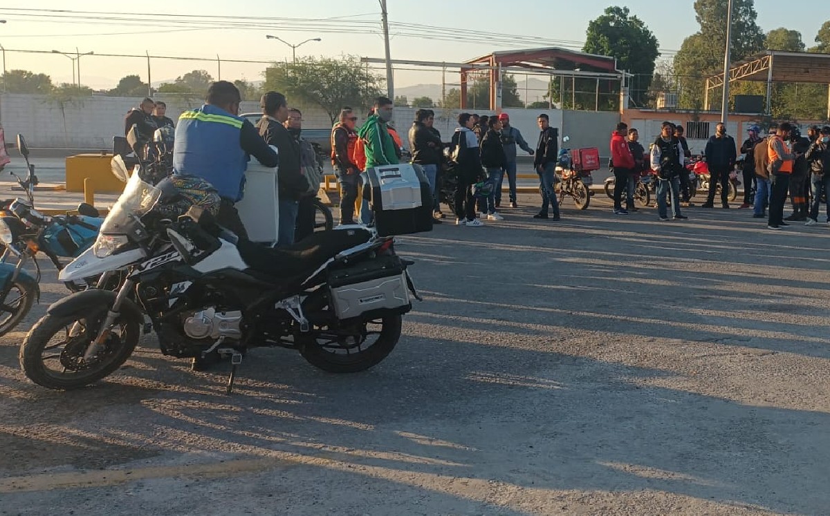 Alcalde de Torreón entregó 102 cascos para repartidores y motociclistas