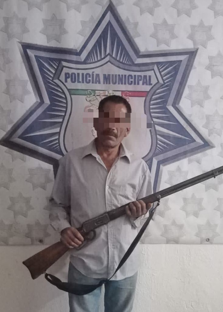 Herminio ‘N’, de 55 años, quien es señalado como el probable responsable fue detenido por policías quienes le aseguraron un rifle.