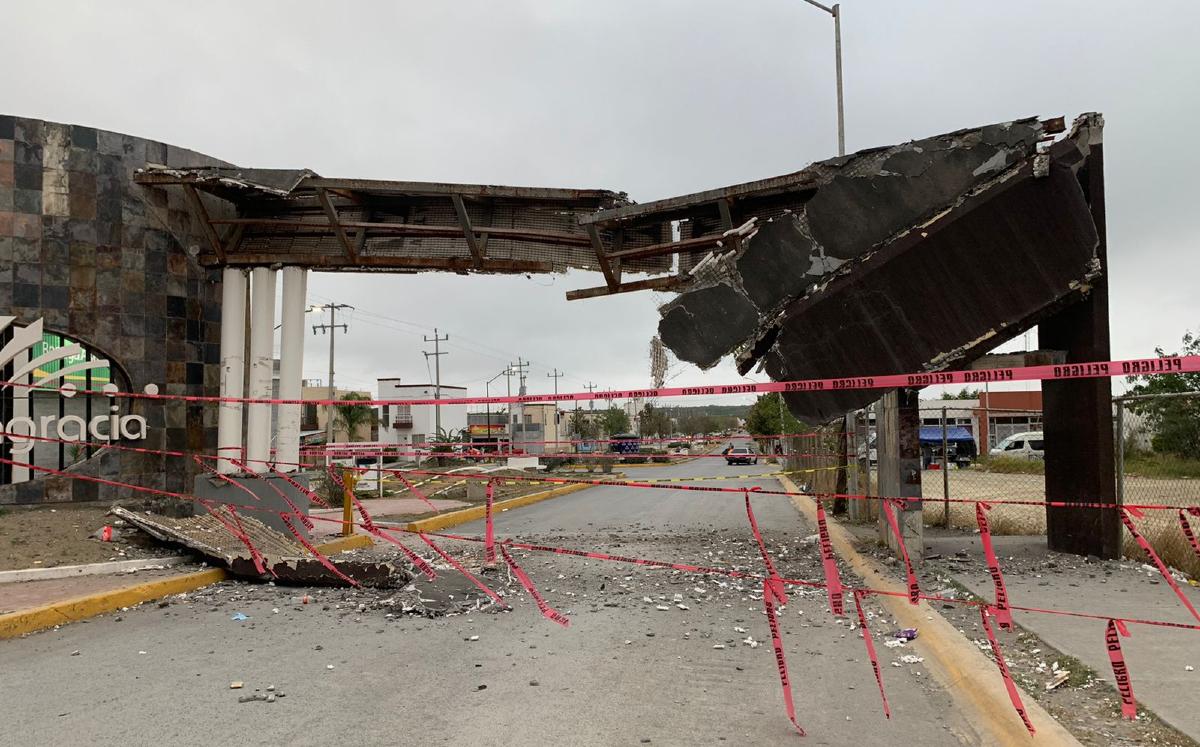 Tráiler destruye entrada de sector Colinas de Santa Engracia. | Pedro Delgado