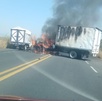Vehículo de carga pesada incendiándose Vehículo de carga pesada incendiándose