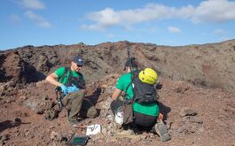 Astronautas recogen muestras en la cima de un antiguo volcán durante un programa de entrenamiento para aprender a explorar la Luna y Marte en el Parque Nacional de Timanfaya en la isla canaria de Lanzarote