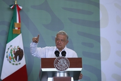 La administración federal está en negociaciones con trabajadores jubilados y en activo de Mexicana de Aviación para comprarles la marca