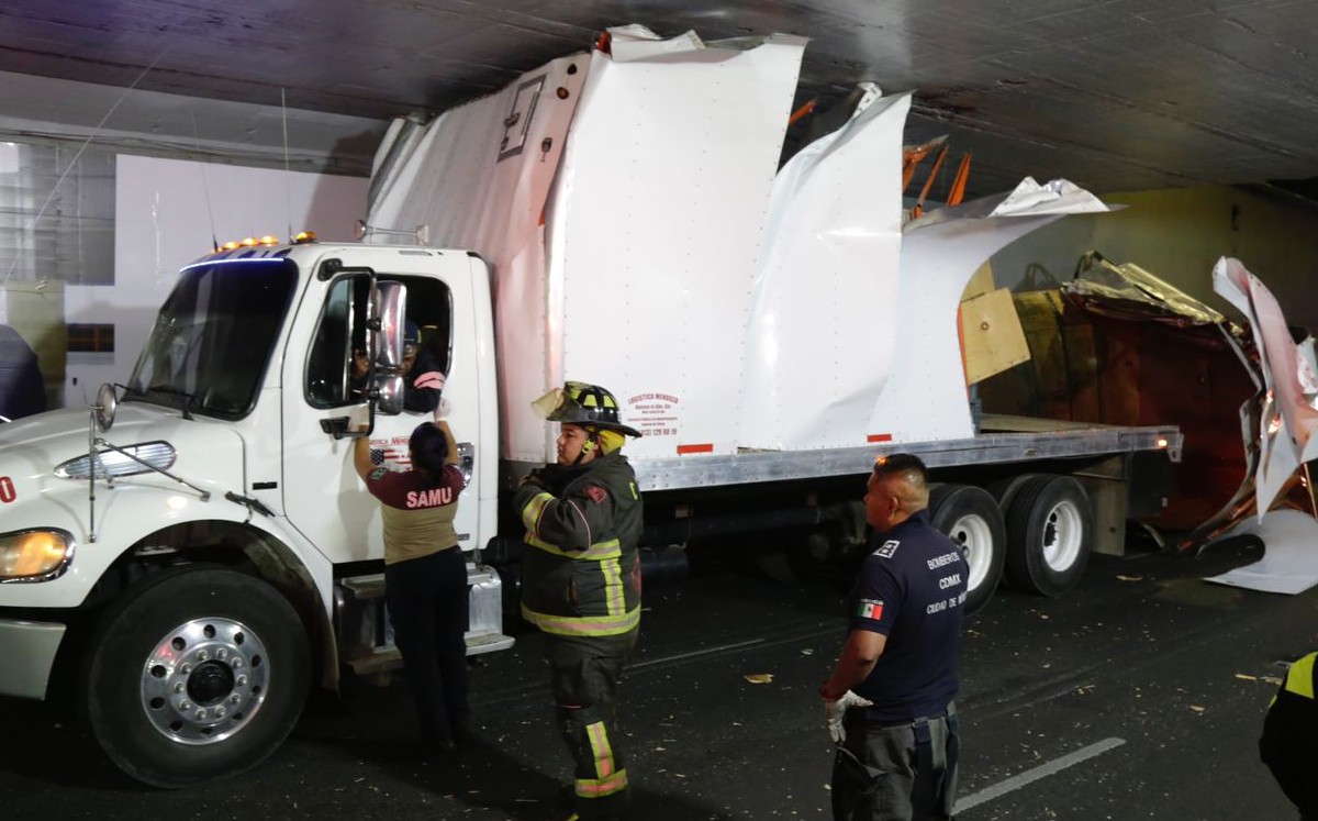 Tráiler se atoró debajo del Viaducto Miguel Alemán / Enrique Luna