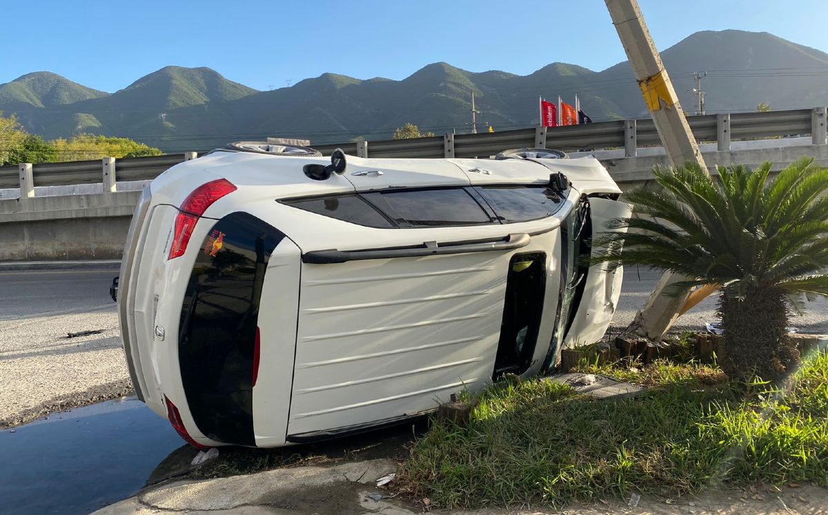 Conductora pierde el control de su camioneta y vuelca en la Carretera Nacional. | Pamela Villanueva