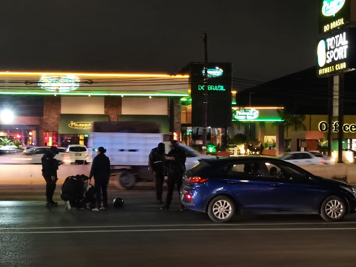 Motociclista resulta lesionado tras chocar contra un carro en la colonia Contry / Alexandra Amao