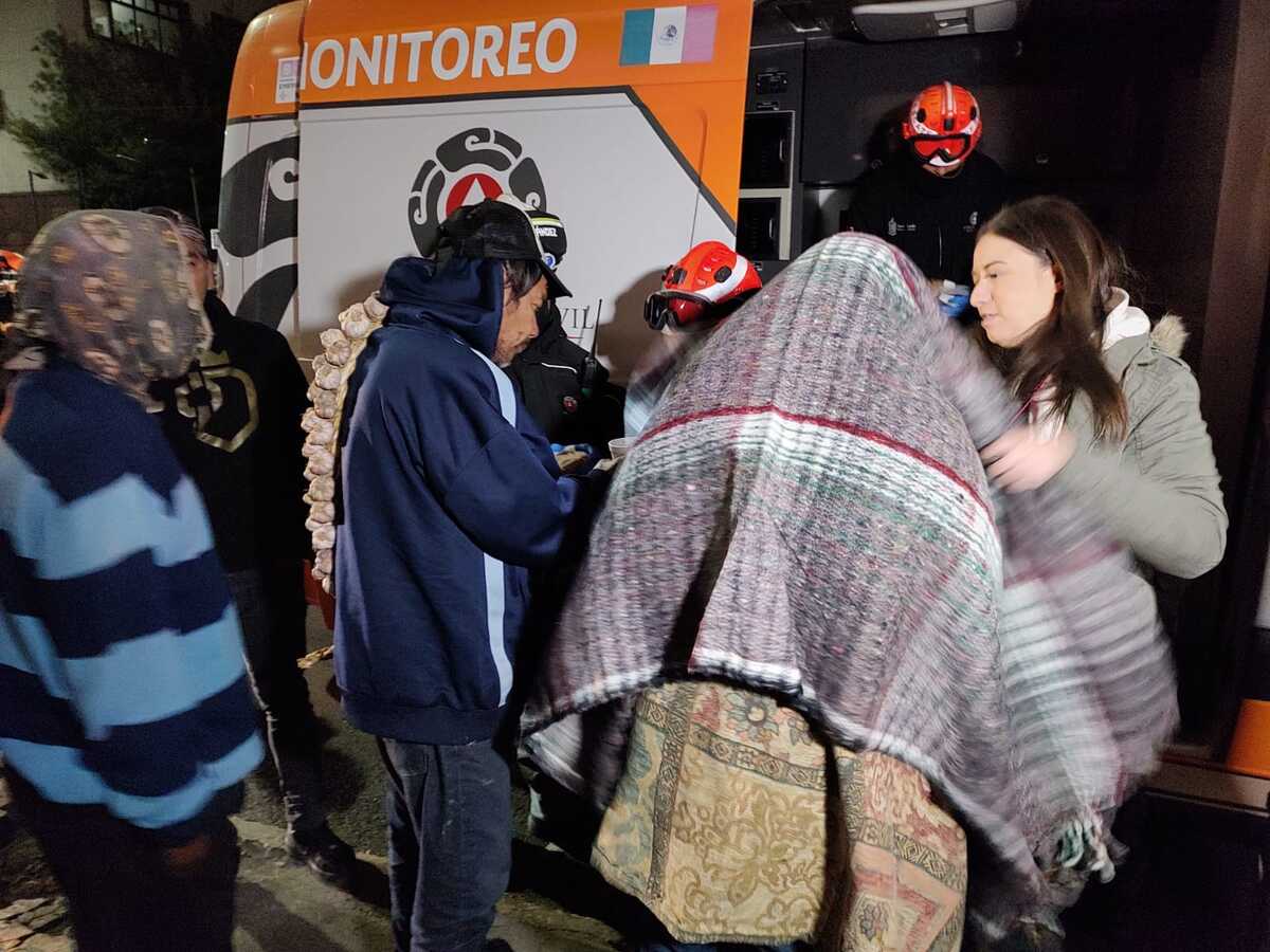 Elementos de Protección Civil repartieron chocolate caliente a personas en situación de calle. | Agustín Martínez