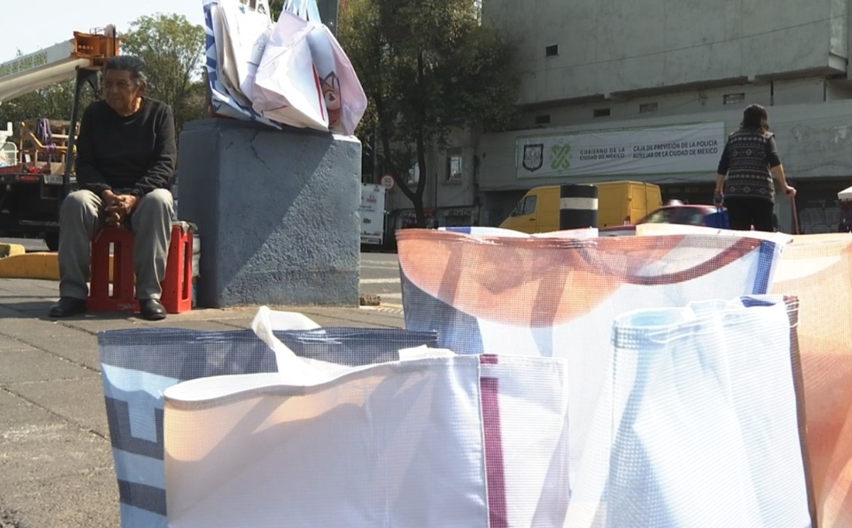 Hombre reutiliza propaganda política para hacer bolsas/ Especial