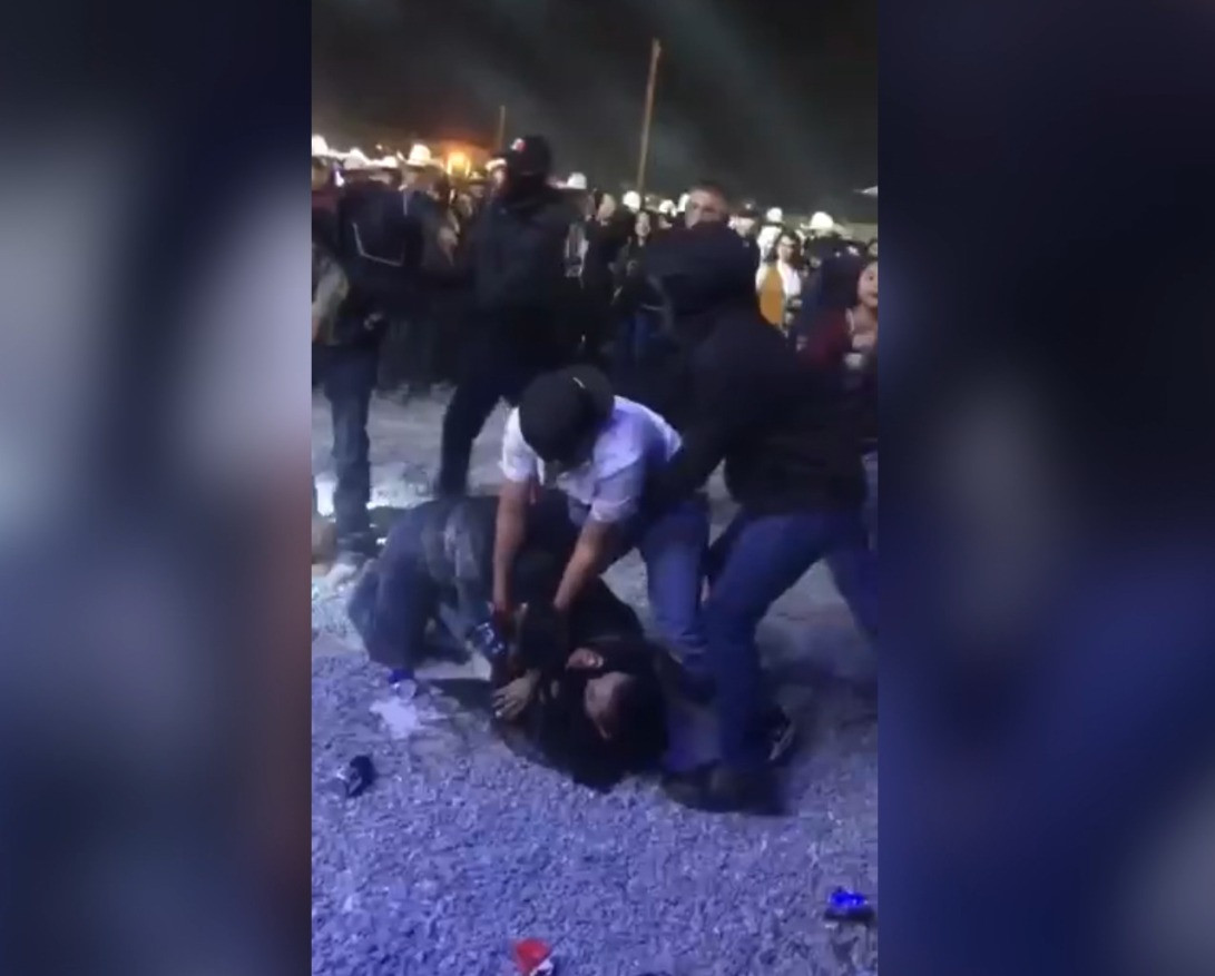 Los espectadores comenzaron a grabar en lugar de parar la pelea.