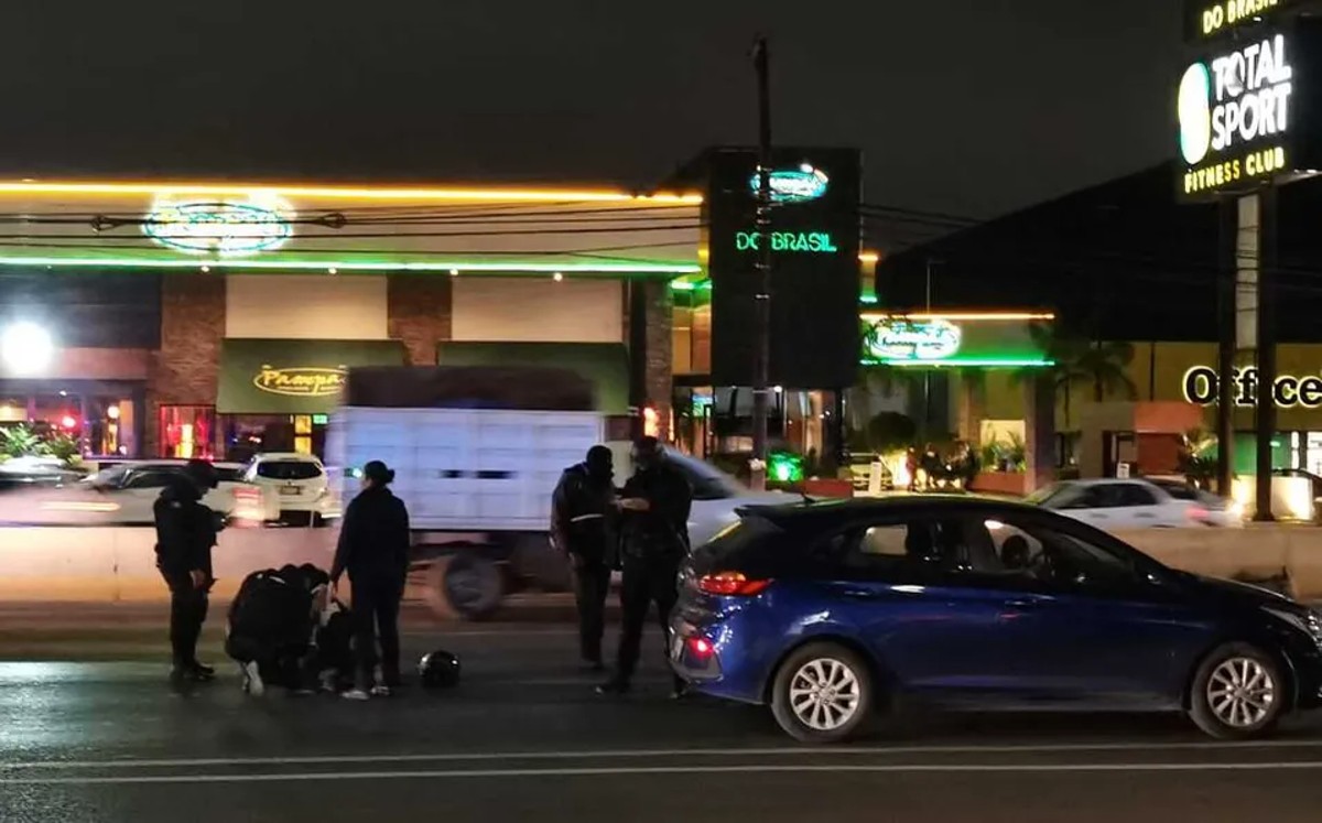 Motociclista resulta lesionado tras chocar contra un carro en la colonia Contry