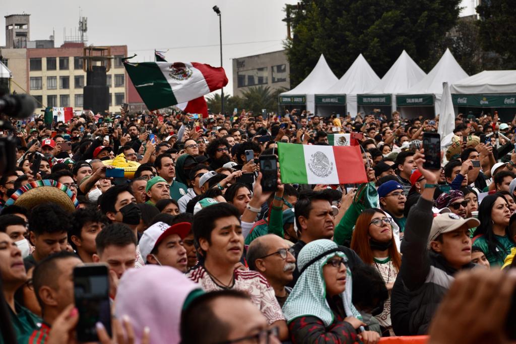 Aficionados presencian el partido entre México y Polonia en la Ciudad de México. | Ariana Pérez