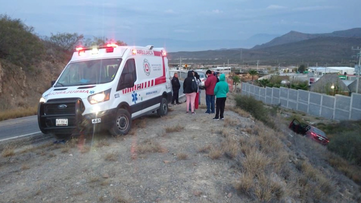 El motociclista que invadió carril en la carretera antigua a Monclova fue trasladado a un hospital.