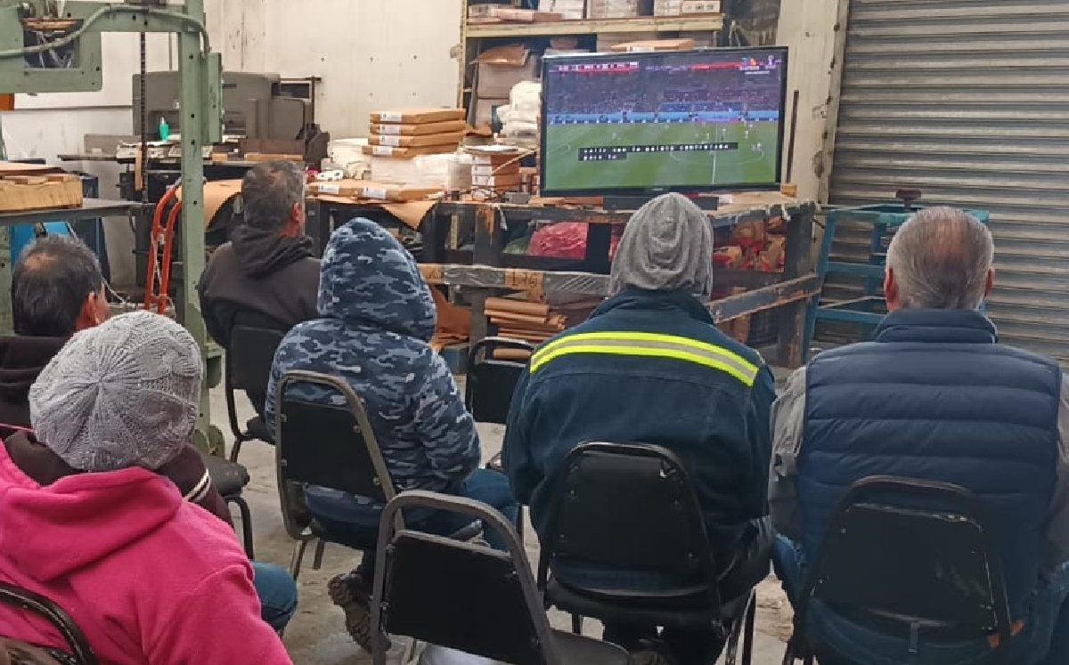 Regios se toman una pausa para ver partido de México vs Polonia | Fabricio Gallegos