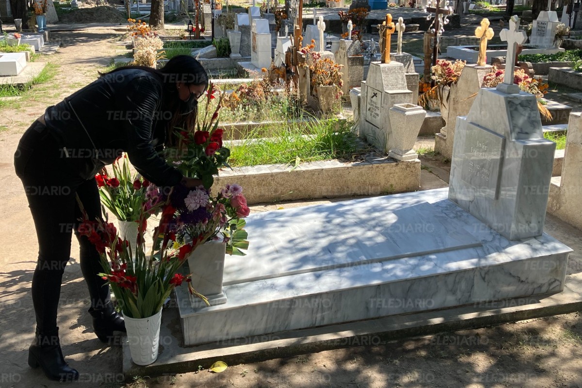 Poblanos visitan la tumba de Javier López Díaz | Agencia Enfoque