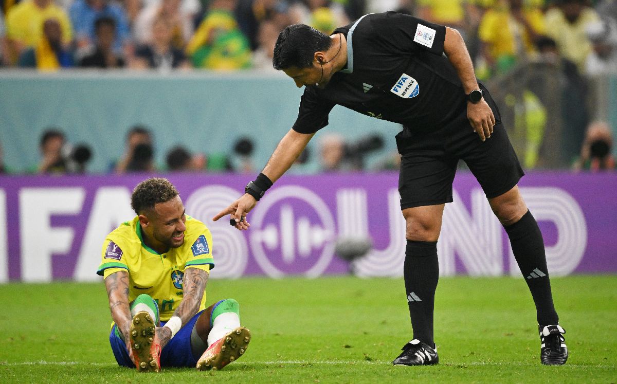 Neymar terminó saliendo de cambio tras un golpe en el tobillo / @AFP
