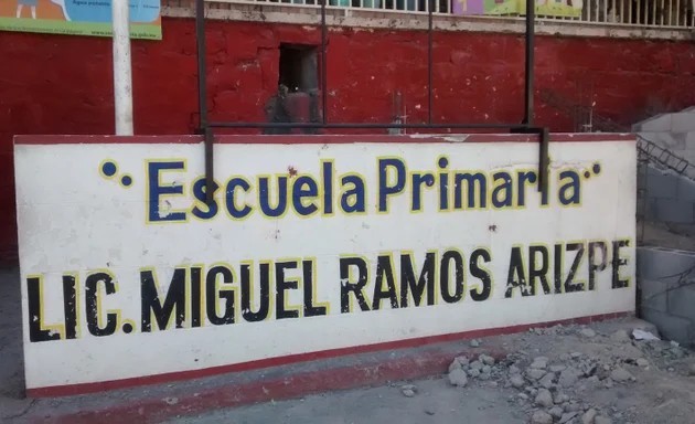 Ex alumnos se pronunciaron molestos ante las acciones tomadas por parte de los padres de familia.