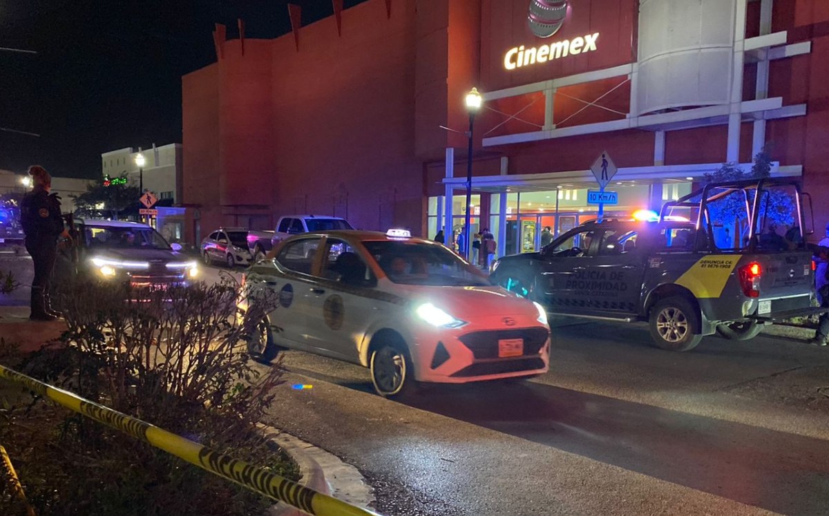 Atacan a joven afuera de un cine en Santa Catarina | Miranda Arias