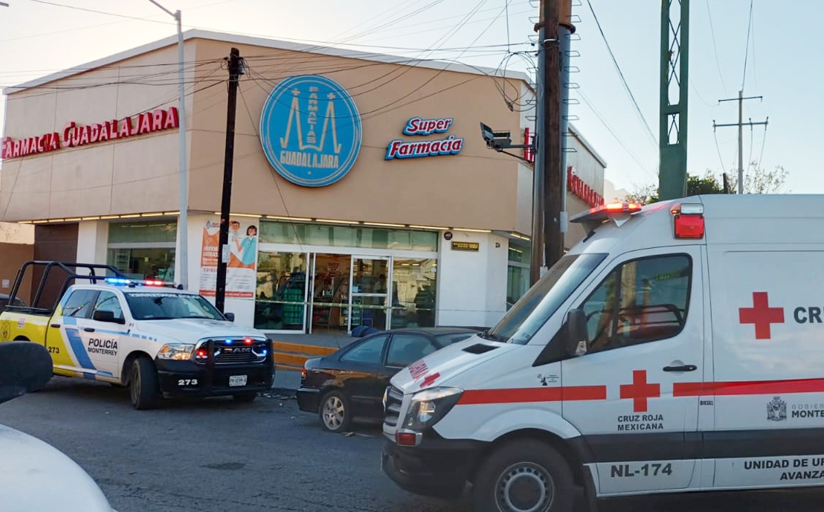 Muere hombre al salir de farmacia en Monterrey. | Cynthia Pardo