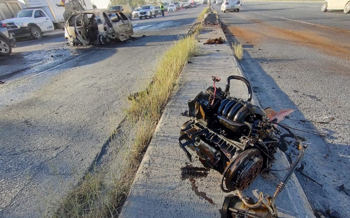Automóvil termina incendiado tras choque en Escobedo. | Agustín Martínez
