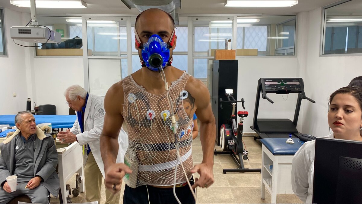 Guido Pizarro haciendo sus pruebas médicas / Twitter @TigresOficial