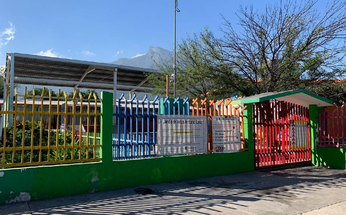 Roban material en kínder de la colonia Tacubaya en Guadalupe | Pedro Delgado