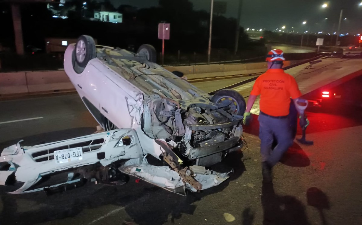 Automovilista sobrevive tras aparatosa volcadura en Guadalupe. | Israel Santacruz