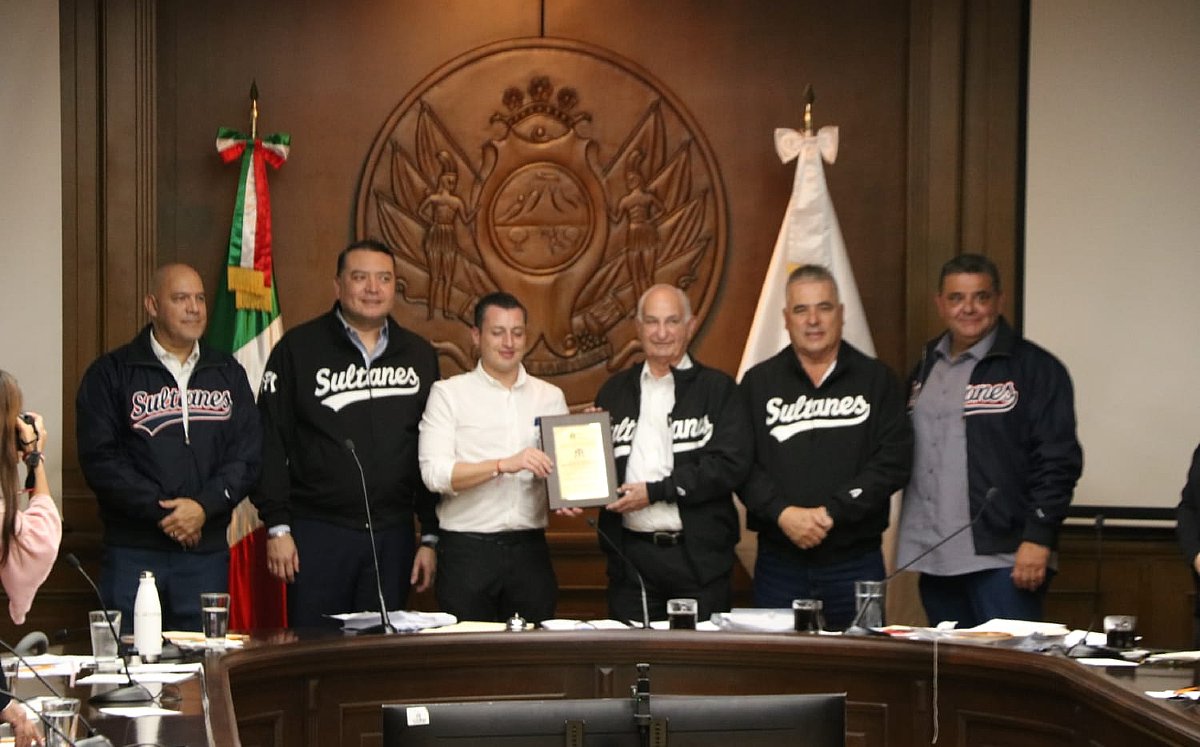 El ayuntamiento de Monterrey da reconocimiento a los Sultanes de Monterrey / Raul Palacios