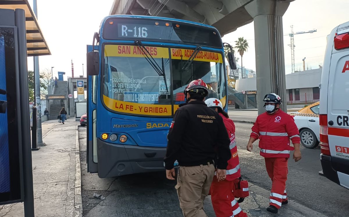 Mujer queda inconsciente tras sufrir caída dentro de camión urbano en Monterrey. | Erik Rocha