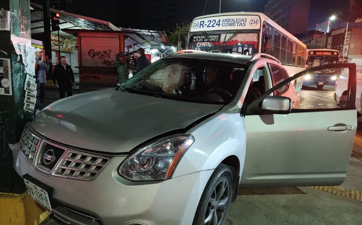 Ruta 224 provoca choque en avenida Cuauhtémoc tras no respetar semáforo. | Agustín Martínez