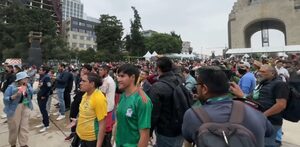 Aficionados en el Monumento de la Revolución / @Claudiashein · Aficionados en el Monumento de la Revolución / @Claudiashein ·