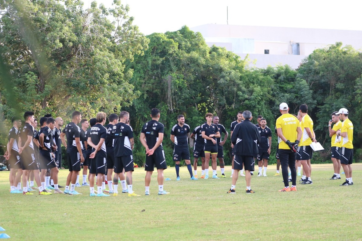 Jugadores de Tigres desde la Riviera Maya / Club Tigres