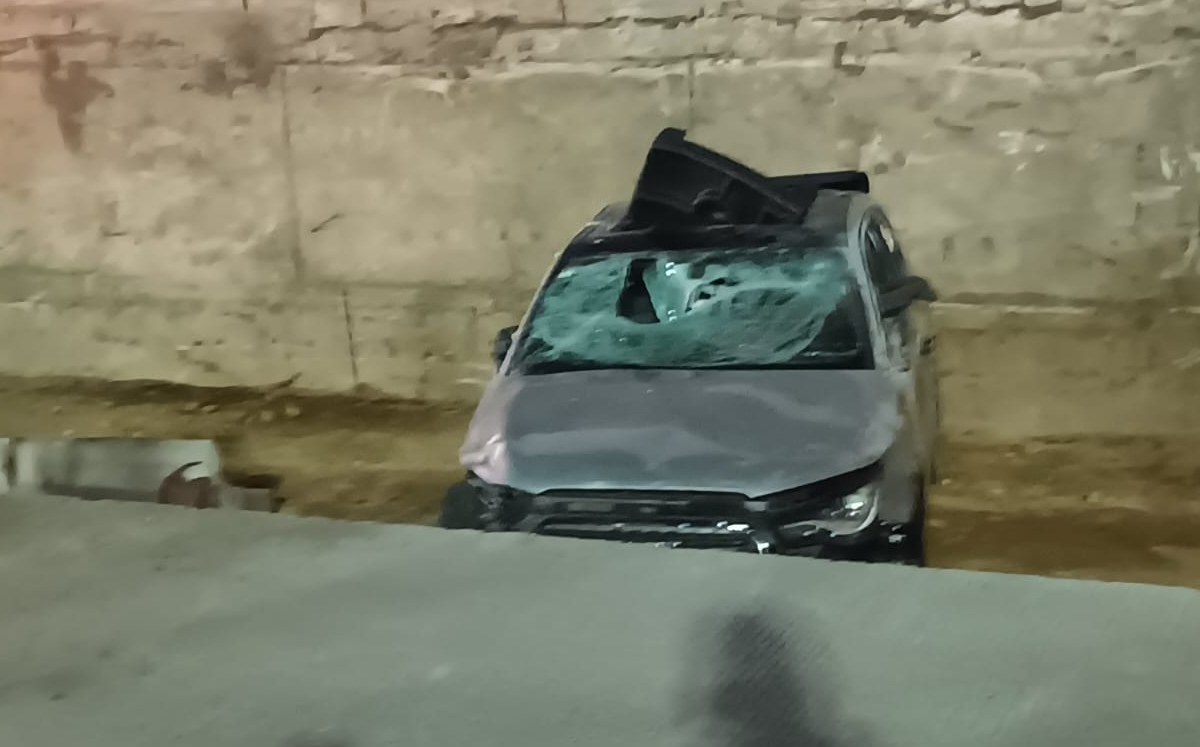 Automóvil volcó y cayó en obras de Indios Verdes / Enrique Luna