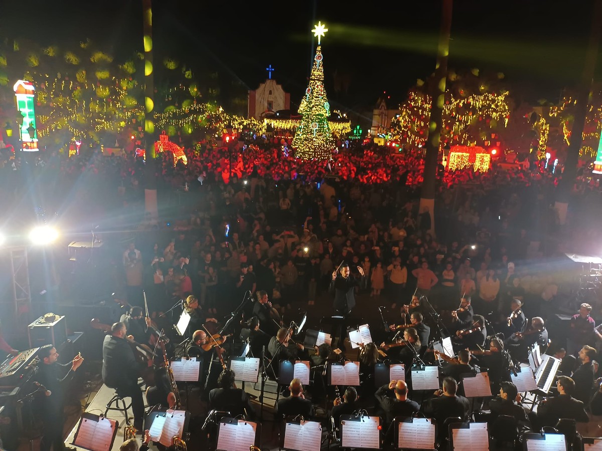 Las cientos de familias presentes también pudieron disfrutar de la presencia de la Orquesta Filarmónica del Desierto.