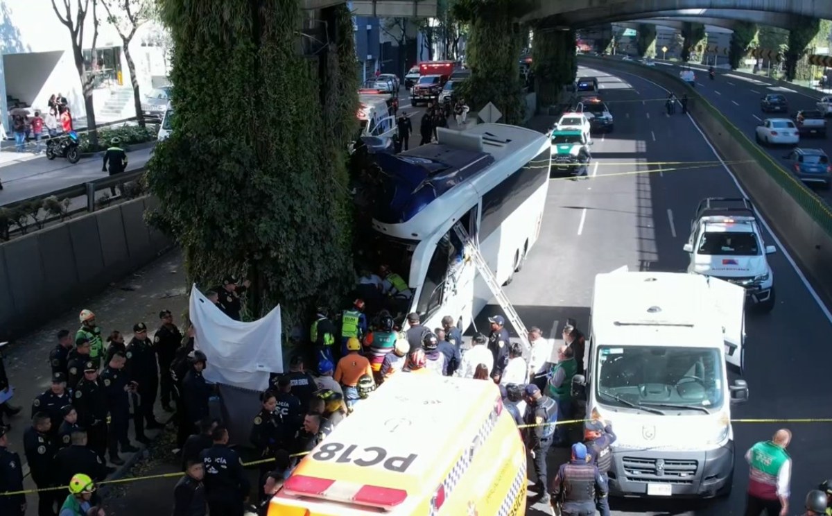 Autobús choca en Periférico/ Especial